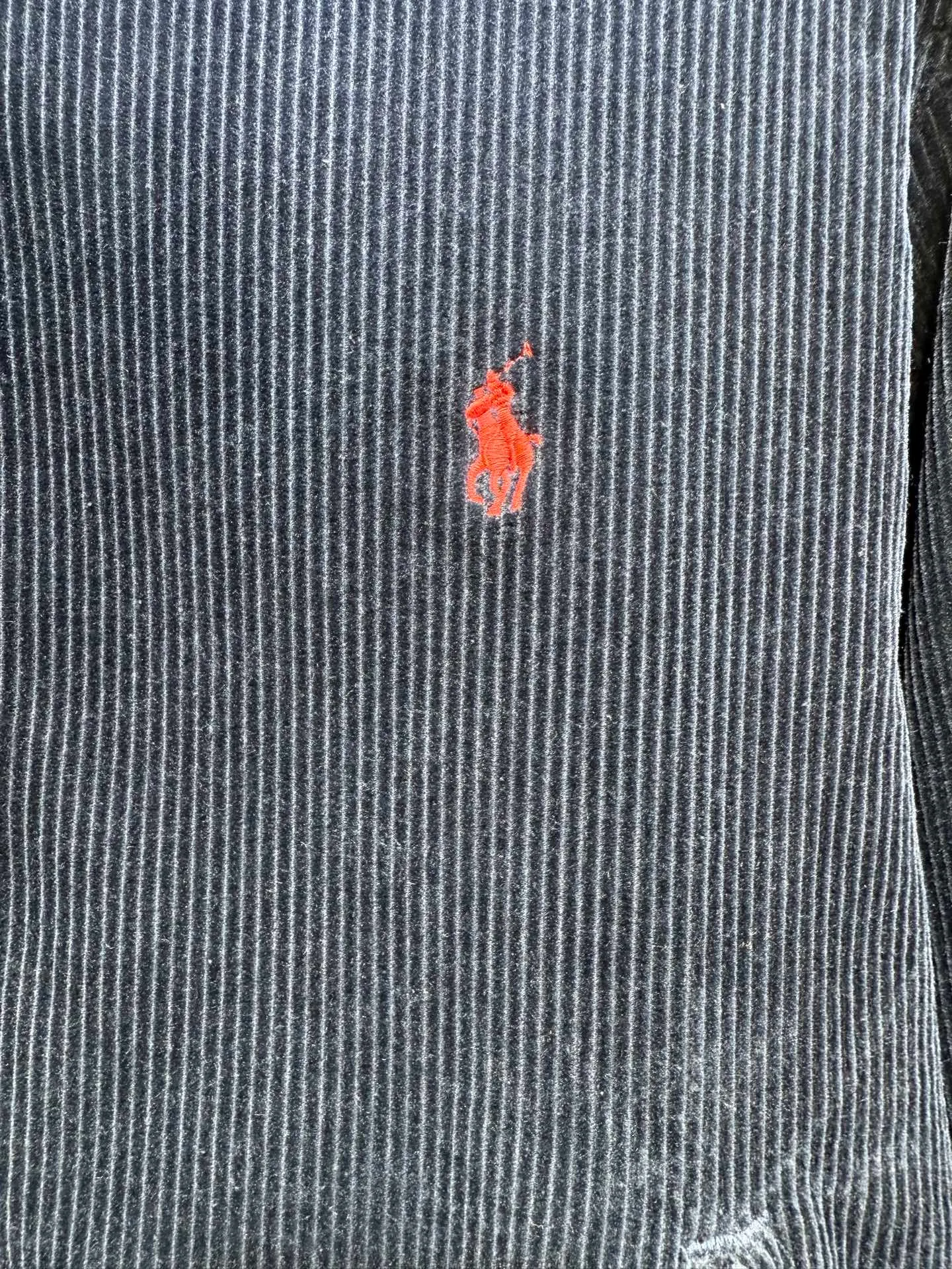 P590 🌟【Top original order】Ralph Lauren embroidered corduroy jacket. Customized wide-ribbed corduroy fabric with clear texture and excellent texture. Comfortable and close to the skin. Elegantly presented with a touch of deep navy blue. Low-key and luxurious. The exquisite red pony logo is embellished, igniting the overall vitality and passion. The stand-up collar design is simple and elegant. When the light fades, it shows subtle changes in luster and is intertwined with the undulations of the wide ribs. The jacket is infused with a fresh soul and has extremely high matching flexibility. Process 1: Using imported machine embroidery technology, using advanced computer control systems and precision mechanical components to achieve the iconic pony embroidery operation with high precision and smooth and delicate lines. Process 2: Template machine bag opening. The preset template guides the position, shape and size of the bag opening. The accuracy ensures the quality of the bag opening effect. Process 3: Infrared positioning cutting machine uses infrared transmitters and infrared receivers to achieve precise positioning of materials. The accuracy can reach the micron level to meet the effect of high-precision cutting of plaid alignment. Process 4: The fabrics are washed carefully and have better hand texture. Not easy to deform, not easy to shrink, not easy to fade, and maintain long-term beauty. Accessories: Customized 1:1 Ralph Lauren horn buckle Customized 1:1 Ralph Lauren bronze puller Customized 1:1 Dark brown leather lanyard Customized 1:1 Ralph Lauren trademark Version: Loose version Size: S M L XL
